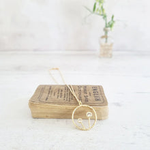Load image into Gallery viewer, Gold Little flower Crystals in a Circle Necklace - Zamsoe