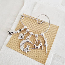 Load image into Gallery viewer, Cat Lovers Swirl Pin Brooch - 90 - Zamsoe