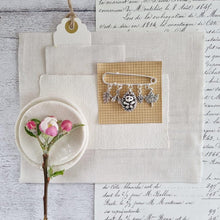 Load image into Gallery viewer, Hedgehog Brooch - Zamsoe