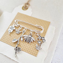 Load image into Gallery viewer, Save The Bees Brooch - Zamsoe