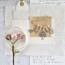 Load image into Gallery viewer, Woodland Brooch - Zamsoe