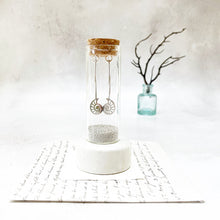 Load image into Gallery viewer, Filigree Scallop Shell on a Oval Hoop
