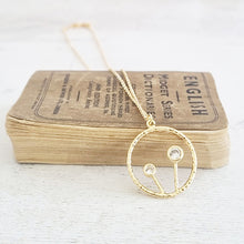 Load image into Gallery viewer, Gold Little flower Crystals in a Circle Necklace
