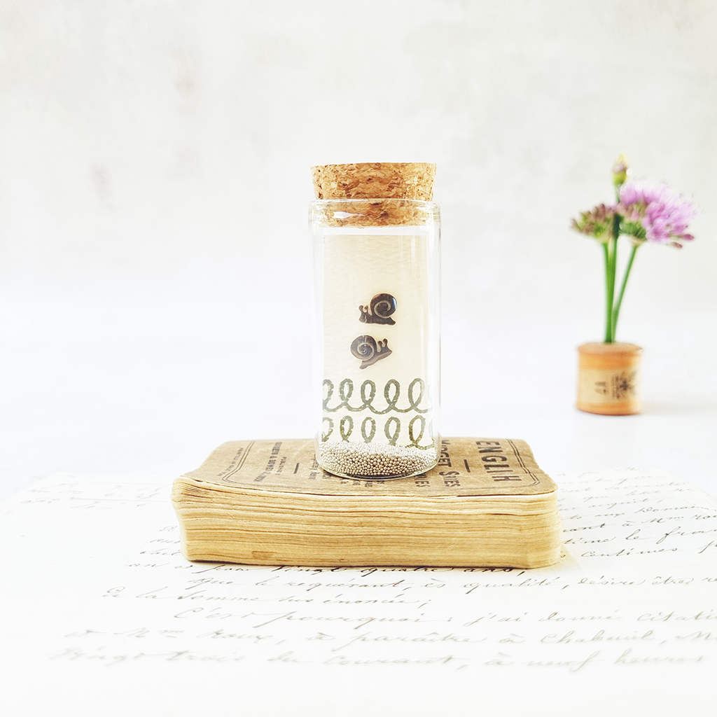 Bold snail two stud earrings in a bottle - Zamsoe