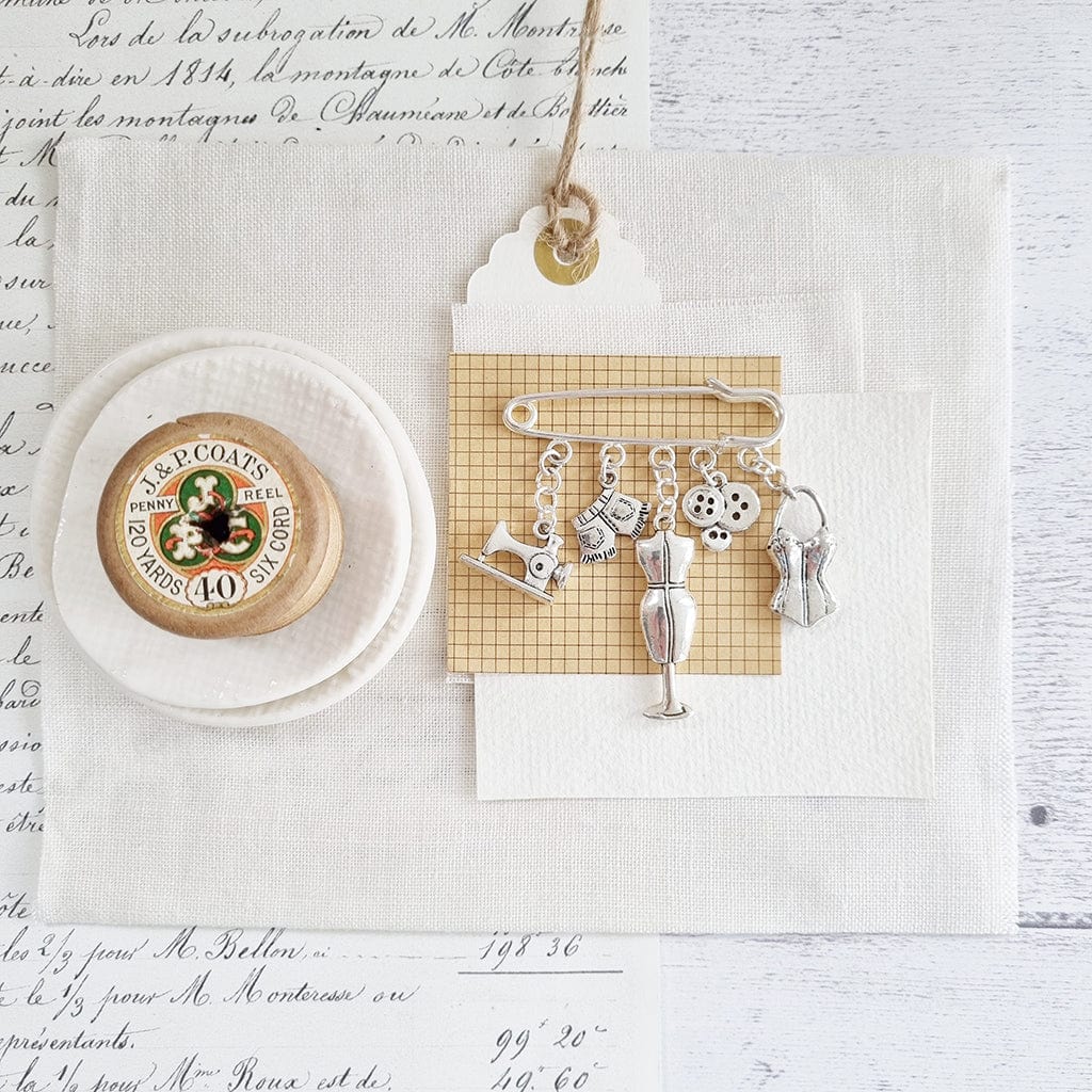 Dressmaking Brooch - 121 - Zamsoe